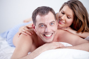moški in ženska v postelji